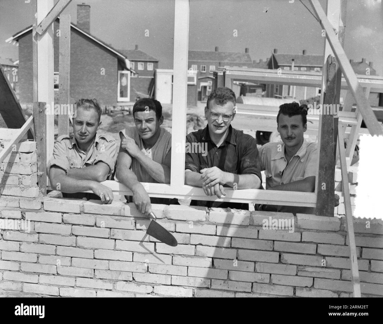 Volunteers including foreign youngsters help construction in Zeeland, on Nieuwerkerk Schouwen Duiveland Date: 30 August 1955 Location: Nieuwerkerk, Schouwen-Duiveland, Zeeland Keywords: VOLUNGERS Stock Photo