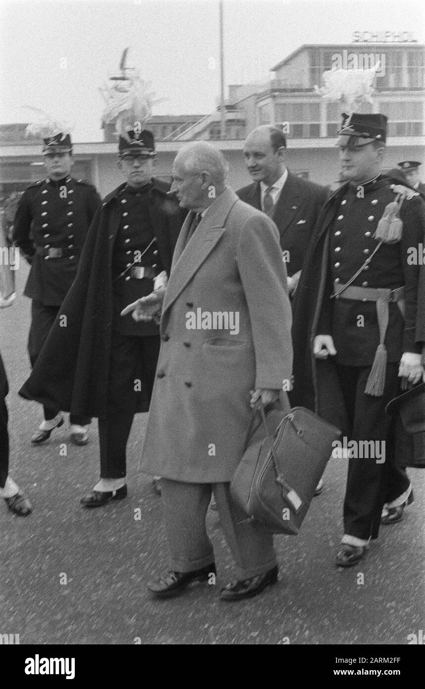 Departure Field Marshal Montgomery of Schiphol Field Marshal Montgomery during press conference Date: 10 November 1960 Location: Noord-Holland, Schiphol Keywords: press conferences, departures Personal name: Montgomery, Bernard Stock Photo