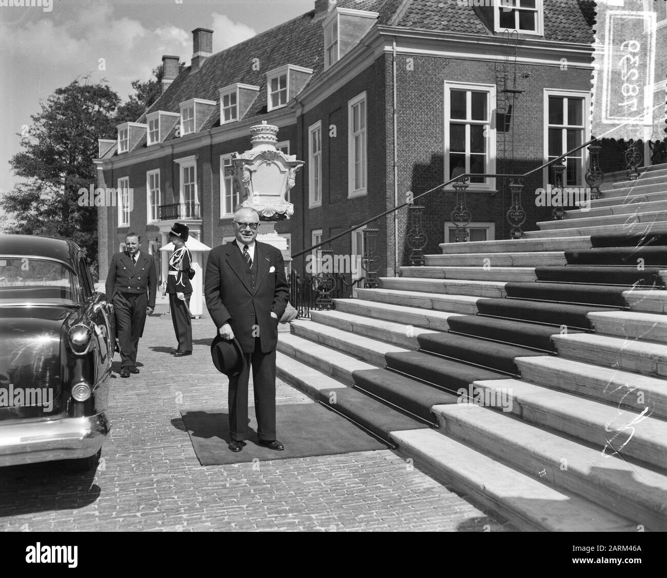 Thursday afternoon H.M. de queen received the advisors for the cabinet formation in The Hague. Dr. L.G. Kortenhorst, President of the House of Representatives, upon arrival at the palace Date: 14 June 1956 Location: The Hague, Zuid-Holland Keywords: cabinet formations, politics, chairmen Personal name: Kortenhorst, L.G. Stock Photo
