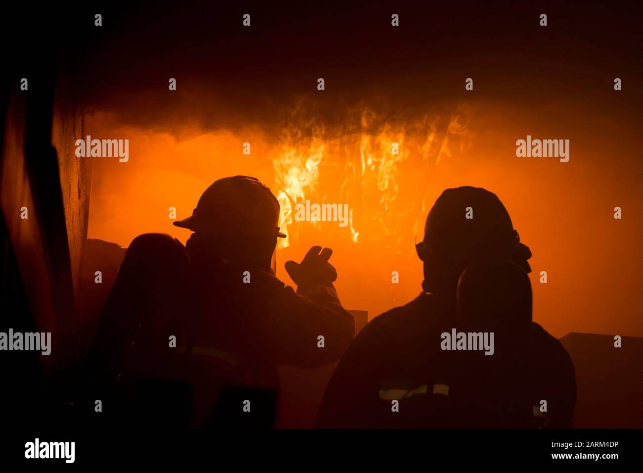 SSgt. Jack Simonds, a firefighter with the Gowen Field Fire Department, instructs a fellow Gowen Field firefighter on how to recognize the signs of flashover during a training in a specialized mobile burn trailer, Gowen Field, Boise, Idaho, Sept. 13, 2019. The training provided an opportunity to see what flashover looks like and figure out how to deal with it, how to prevent it, and how to react and escape if encountered. (U.S. Air National Guard photo by Ryan White) Stock Photo