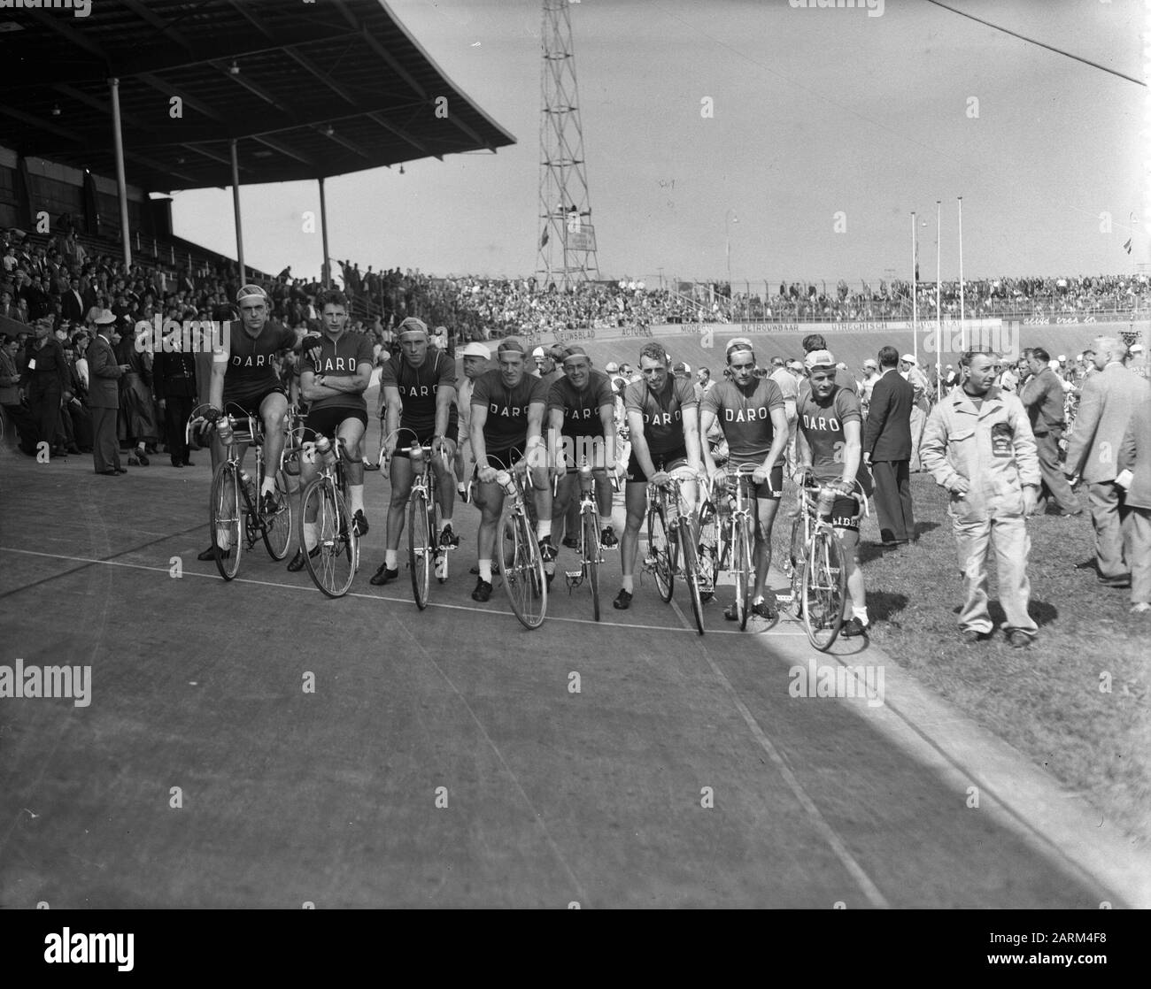 Start Ronde van Nederland Stadion Utrecht. Belgian team (Daro) headman