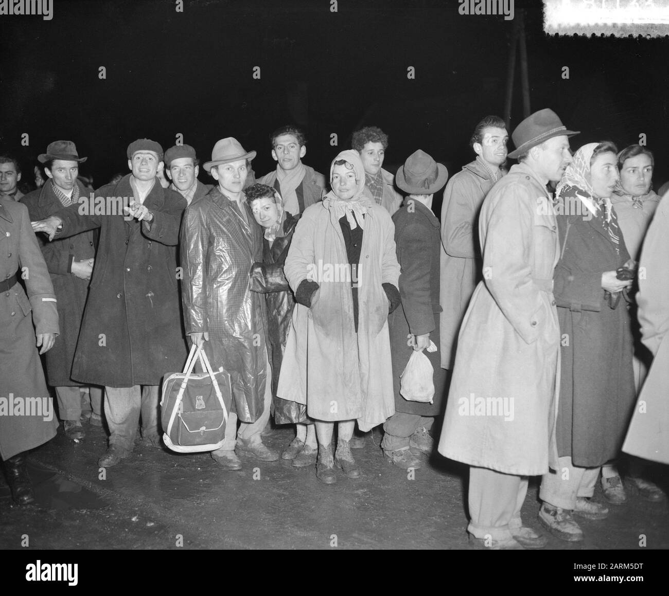 Refugees across the Hungarian border near Nickelsdorf. at night Date: 30 October 1956 Keywords: REFIENZE Stock Photo