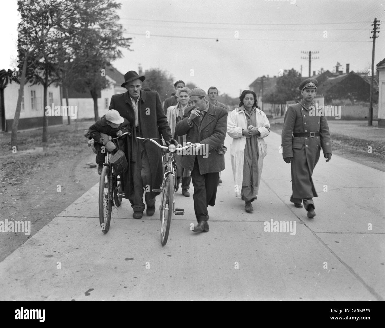 Groups with bicycles and children at border Date: 31 October 1956 Location: Nickelsdorf Keywords: BIKLES, GROUPS, Children Stock Photo