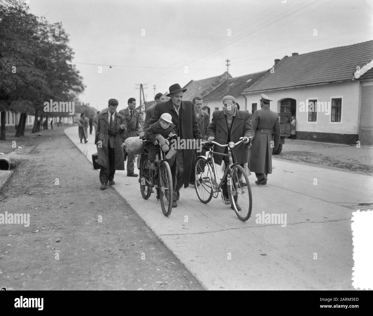 Groups with bicycles and children Date: October 31, 1956 Location: Nickelsdorf Keywords: BIKLES, GROUPS, Children Stock Photo