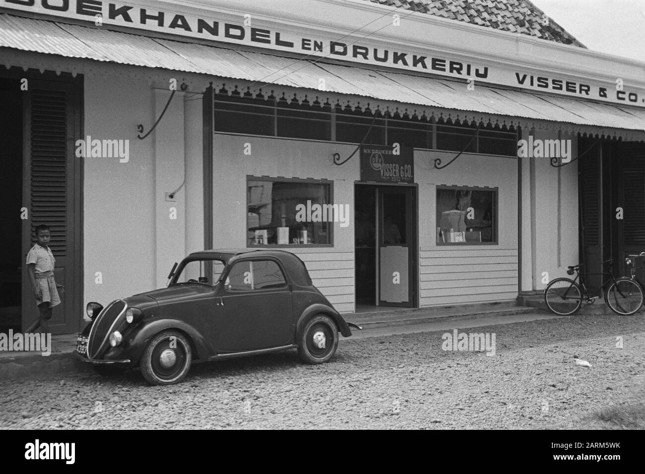 Reportage Making Magazine Saudara Seperdyuangan At Bookstore And Printing Shop Visser Co In Batavia Establishment Batavia Printing Of The Magazine Saudara Seperdyuangan The Malay Version Of Brothers Of Arms Annotation In