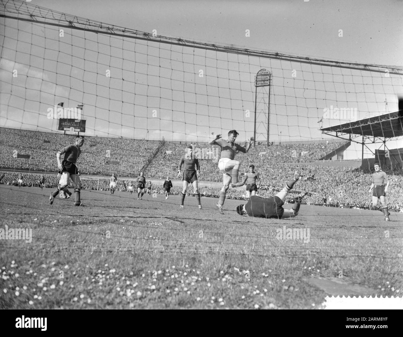 Holland vs. Belgium 2-2 in the Olympic stadium in Amsterdam, Abe Lenstra jumps over goalkeeper Van der Steps over Date: 19 april 1959 Keywords: sport, football Stock Photo