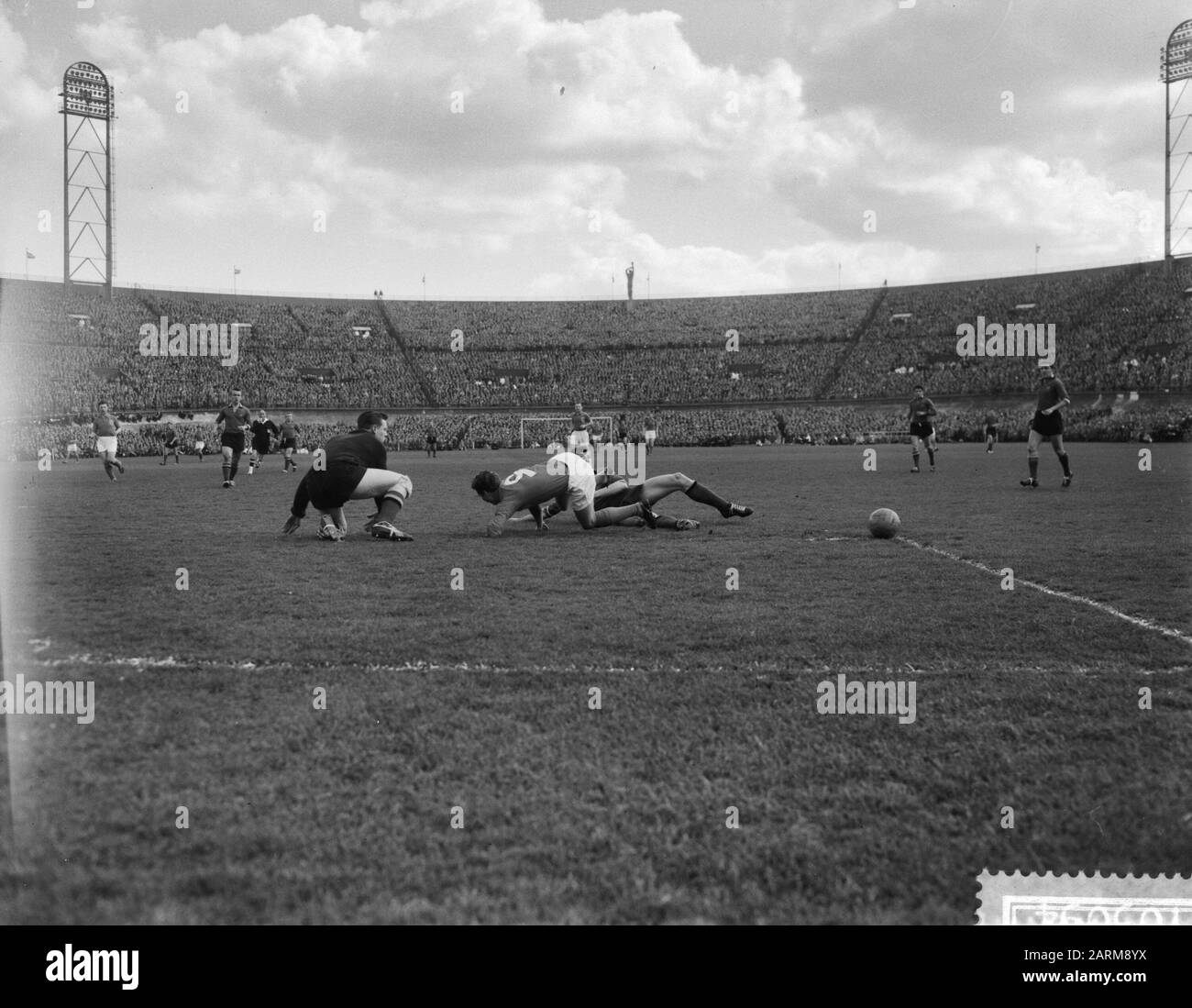 Holland versus Belgium 2-2 in the Olympic stadium in Amsterdam, game moment for the Belgian goal with Van der Steps Date: 19 april 1959 Keywords: sport, football Stock Photo