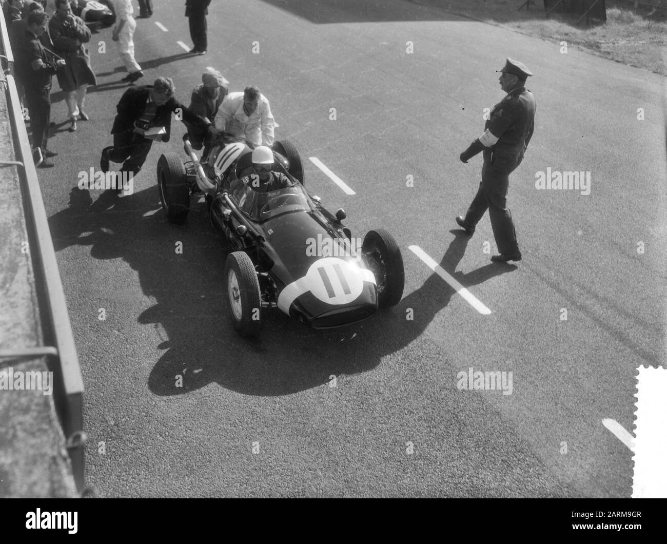 Grand Prix Zandvoort 1959  Training at the Circuit Van Zandvoort of the Grand Prix, Stirling Moss starts for a training round Date: May 29, 1959 Location: Noord-Holland, Zandvoort Keywords: cars, motor racing, circuits, sports Person name: Moss, Stirling Stock Photo