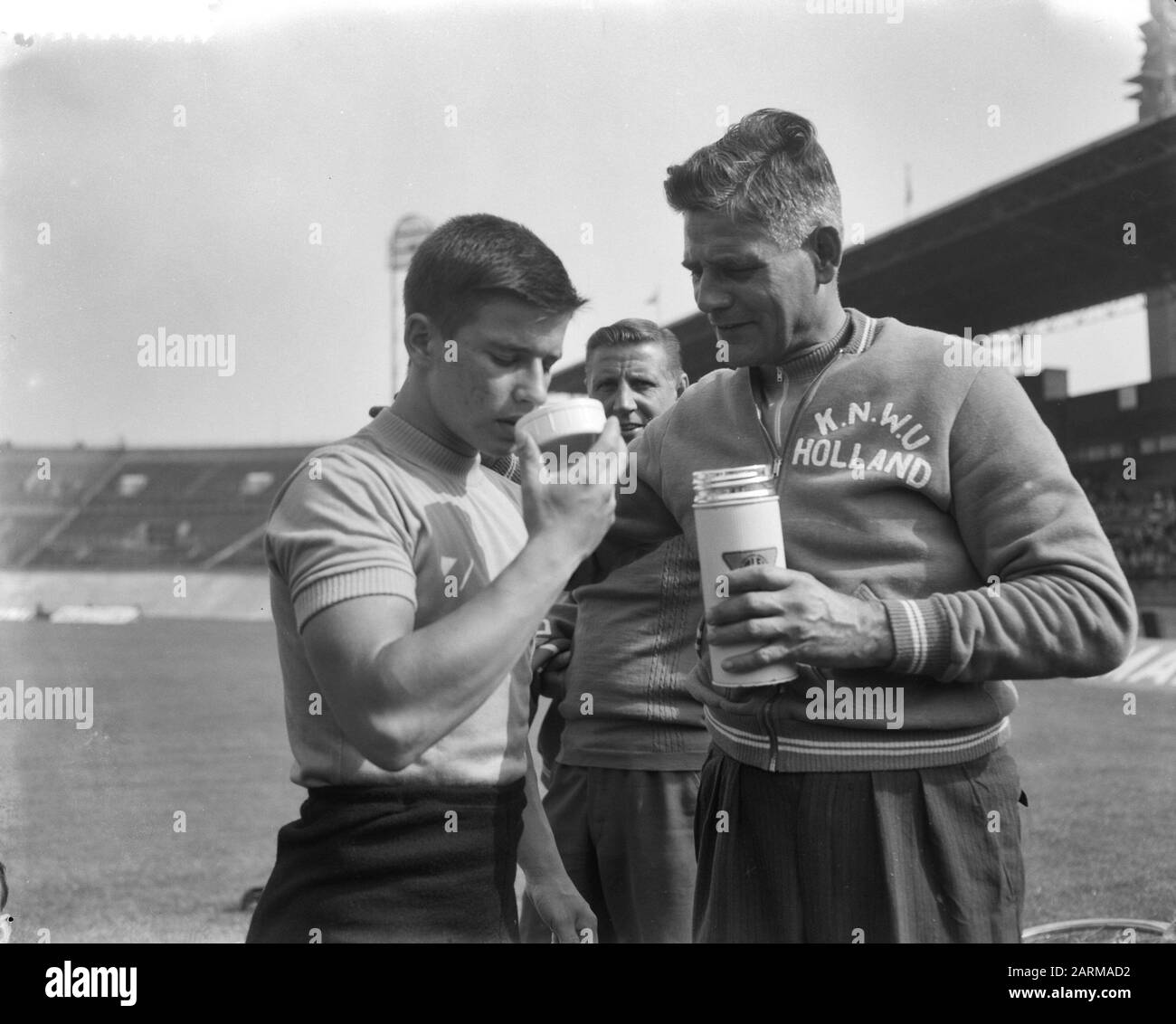 World Championship cycling on the track in the Olympic stadium in Amsterdam, Mees Gerritsen is taken care of Date: 8 August 1959 Stock Photo