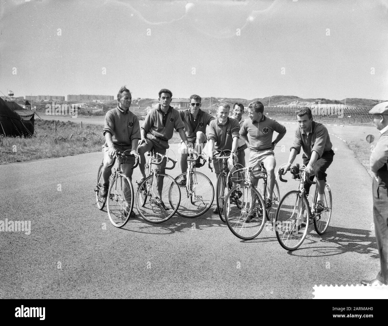 Training of the amateurs on the road in Zandvoort Date: August 13, 1959 Location: Noord-Holland, Zandvoort Keywords: sport, cycling Stock Photo