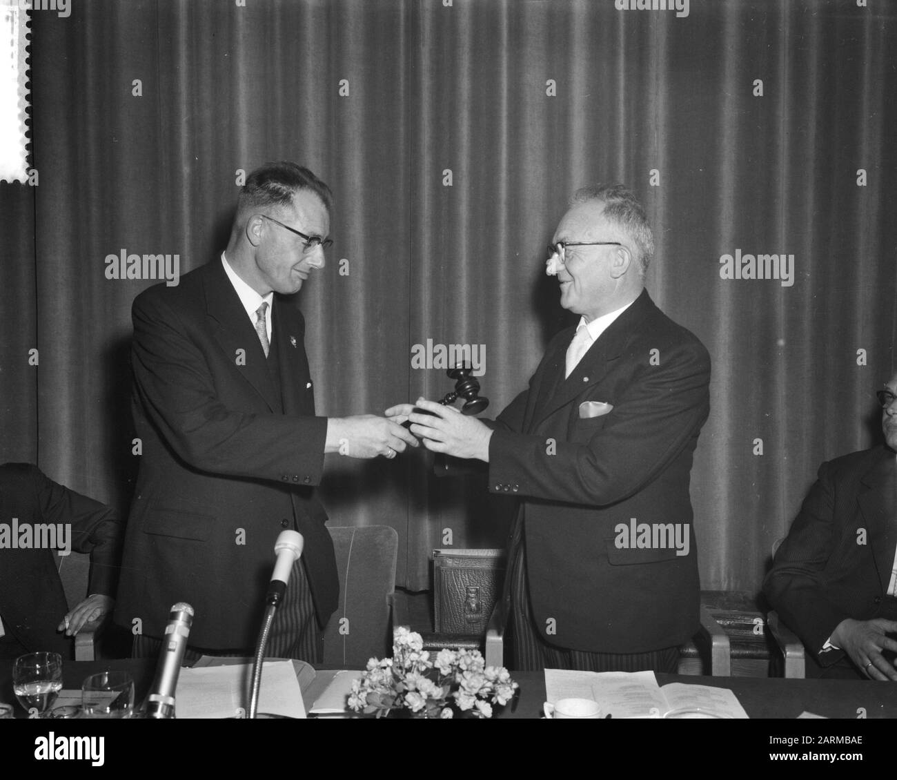 Election in the General Assembly of the CNV in Utrecht of a new chairman, left Mr. M. Ruppert, right C. J. van Mastrigt Date: 21 September 1959 Location: Utrecht Keywords: Elections, Members' Meetings, Chairmen Personal name: C. J. van Mastrigt, Ruppert, Marinus Institution Name: CNV Stock Photo