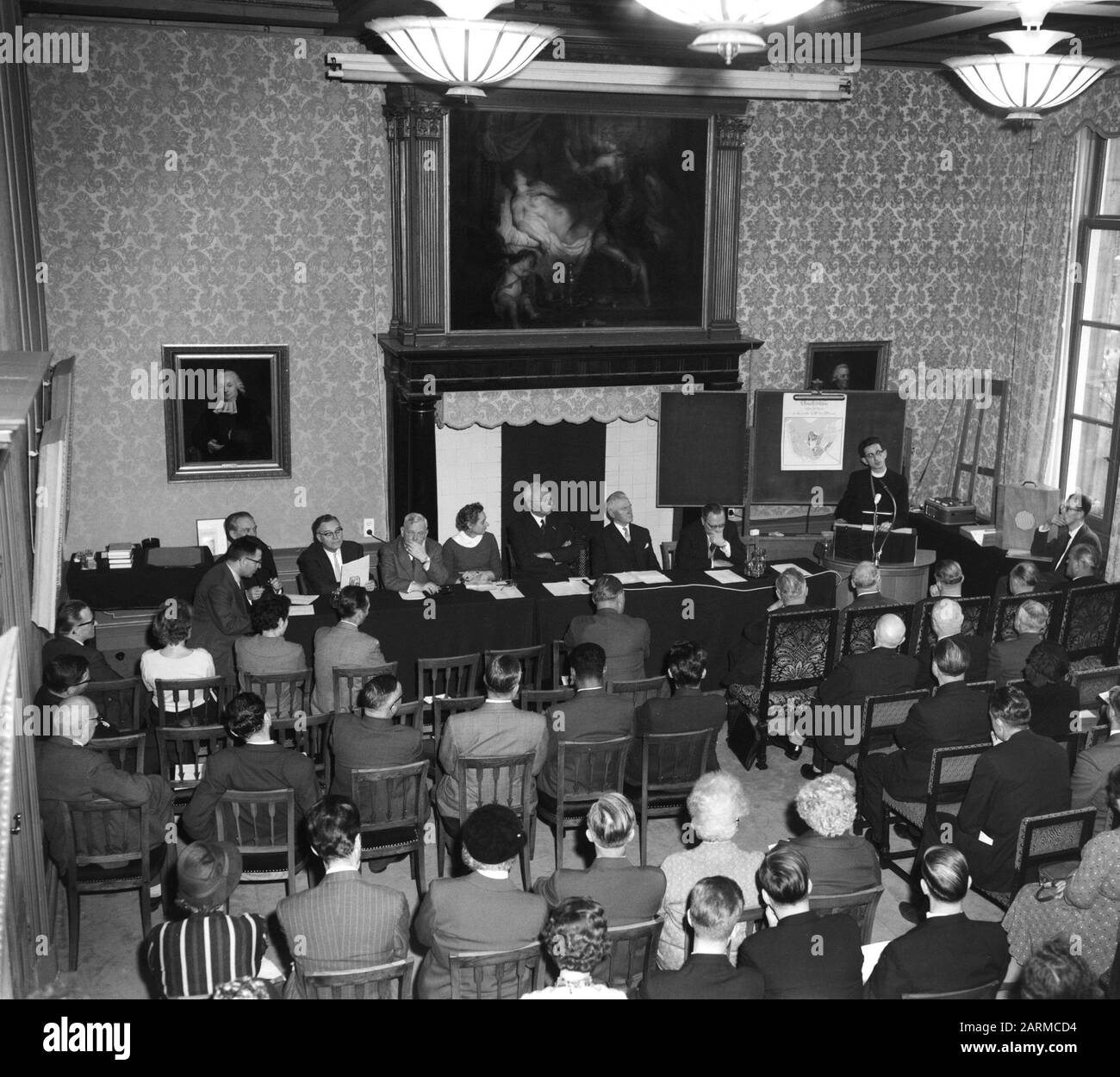 Symposium about Amsterdam and Rotterdam dialects at Amsterdam Date: 2 January 1960 Location: Amsterdam, Noord-Holland Keywords: Dialects, symposia Stock Photo