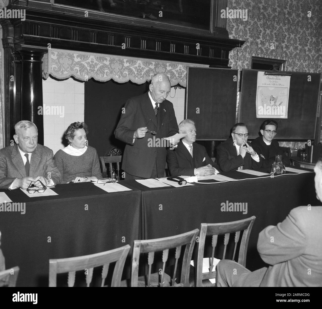 Symposium on Amsterdam and Rotterdam dialects in Amsterdam, v.l.n.r., pater J.J. Mittelmeijer, prof. dr. L.J. Rogier, dr. P.J. Meertens and [text aborted] Date: 2 January 1960 Location: Amsterdam, Noord-Holland Keywords: DIALECTES, SYMPOSIA Personal name: Meertens, P.J., Mittelmeijer, J.J., Rogier, L.J. Stock Photo
