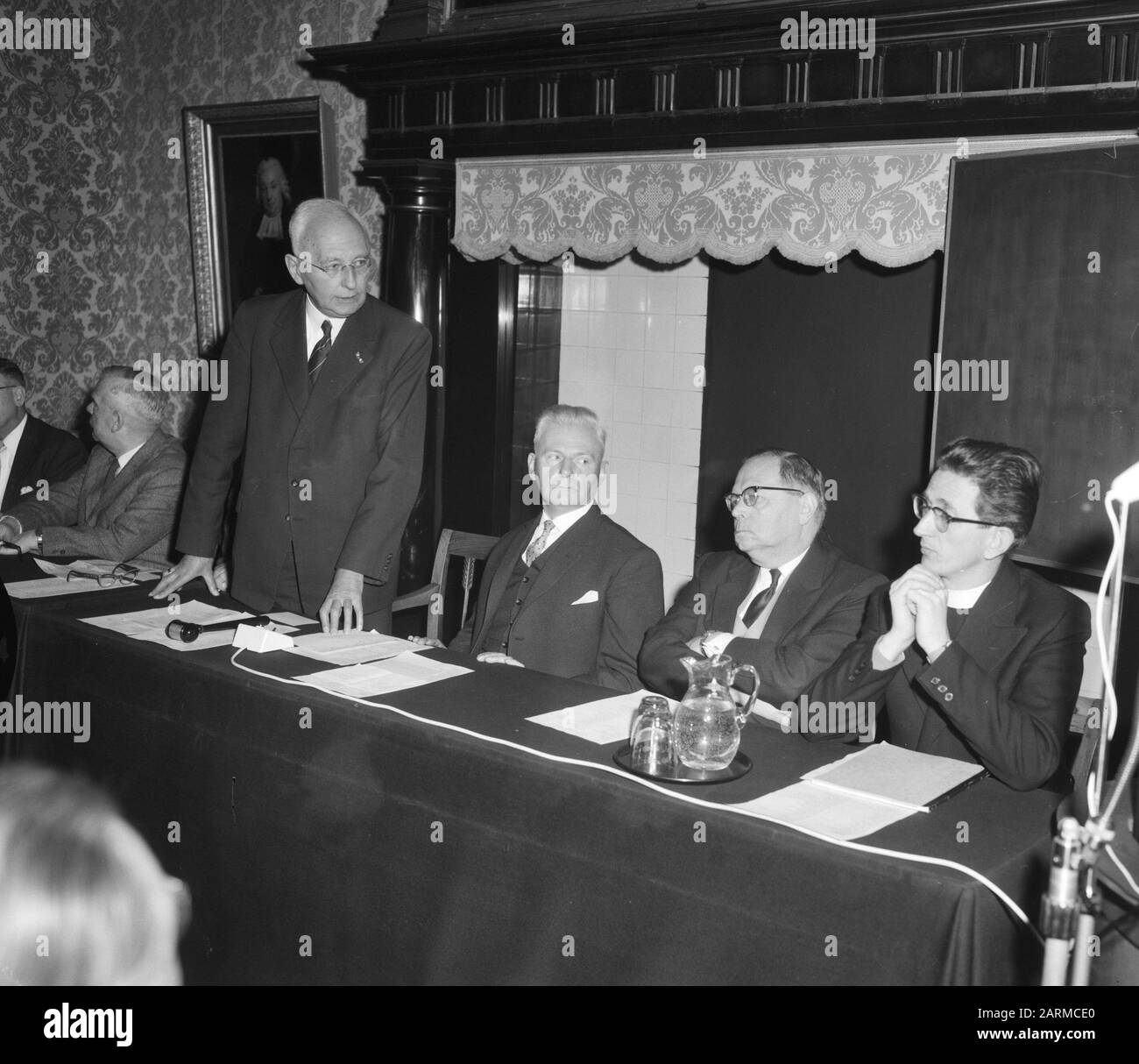 Symposium on Amsterdam and Rotterdam dialects in Amsterdam, v.l.n.r., pater J.J. Mittelmeijer, prof. dr. L.J. Rogier, dr. P.J. Meertens and [text aborted] Date: 2 January 1960 Location: Amsterdam, Noord-Holland Keywords: DIALECTES, SYMPOSIA Personal name: Meertens, P.J., Mittelmeijer, J.J., Rogier, L.J. Stock Photo