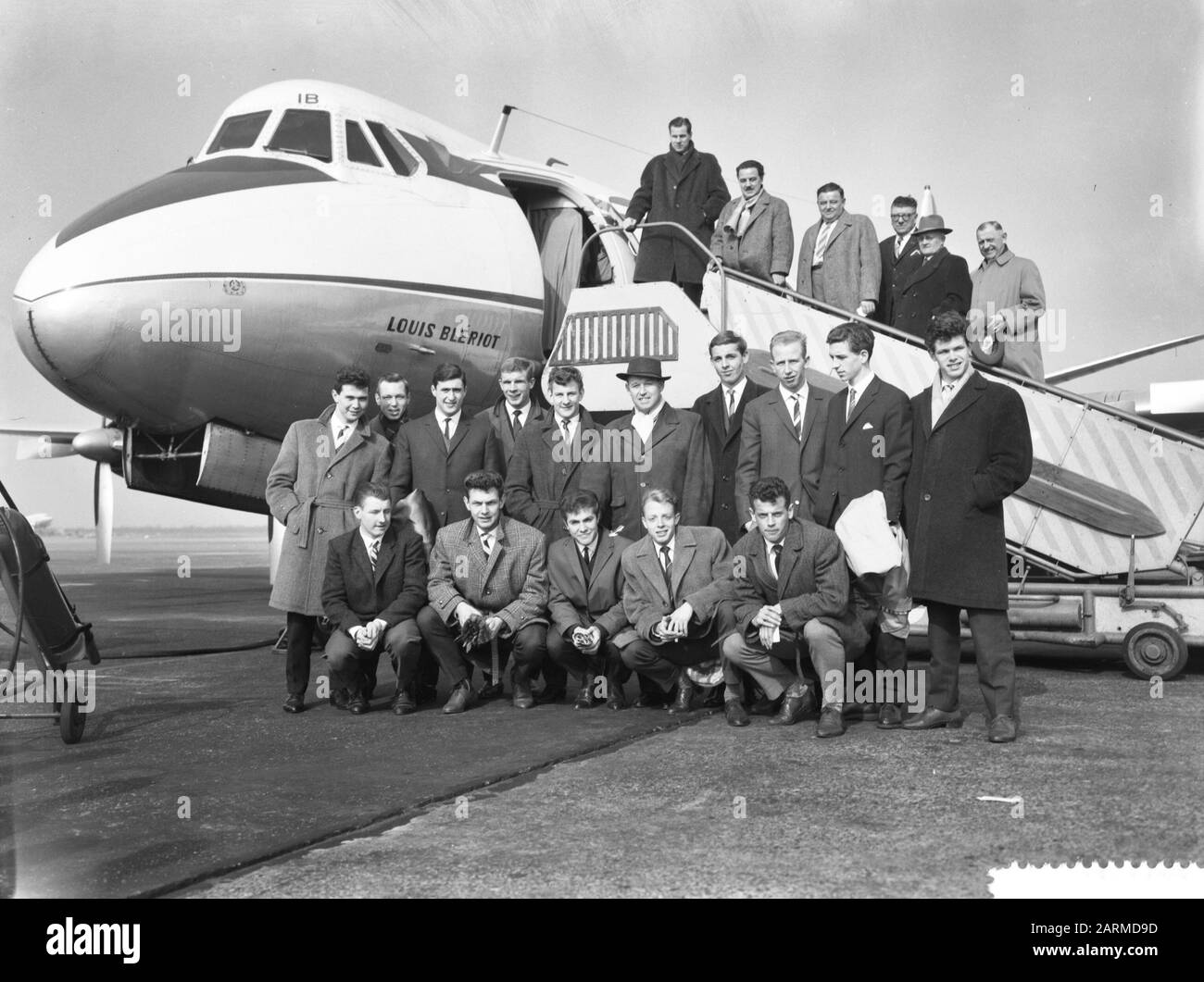 Departure from Young Orange to Sheffield, Sjaak Swart (3rd standing), Hans Kraay (4th, Co Prins 3rd, leak. Schwartz 6th, Henk Groot, Jan Jongbloed (r), Benny Muller (3rd kn) Rensen (?) Date: March 15, 1960 Location: Schiphol Keywords: departures, airports, footballers Personal name: Groot, Henk, Jongbloed, Jan, Kraay, Hans, Muller, Bennie, Schwartz, Elek, Swart, Sjaak Stock Photo