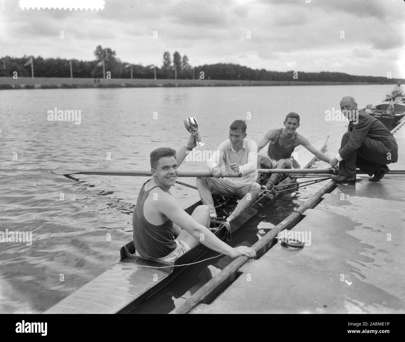 Jubilee rowing competitions at the Bosbaan, during race (overview) Date