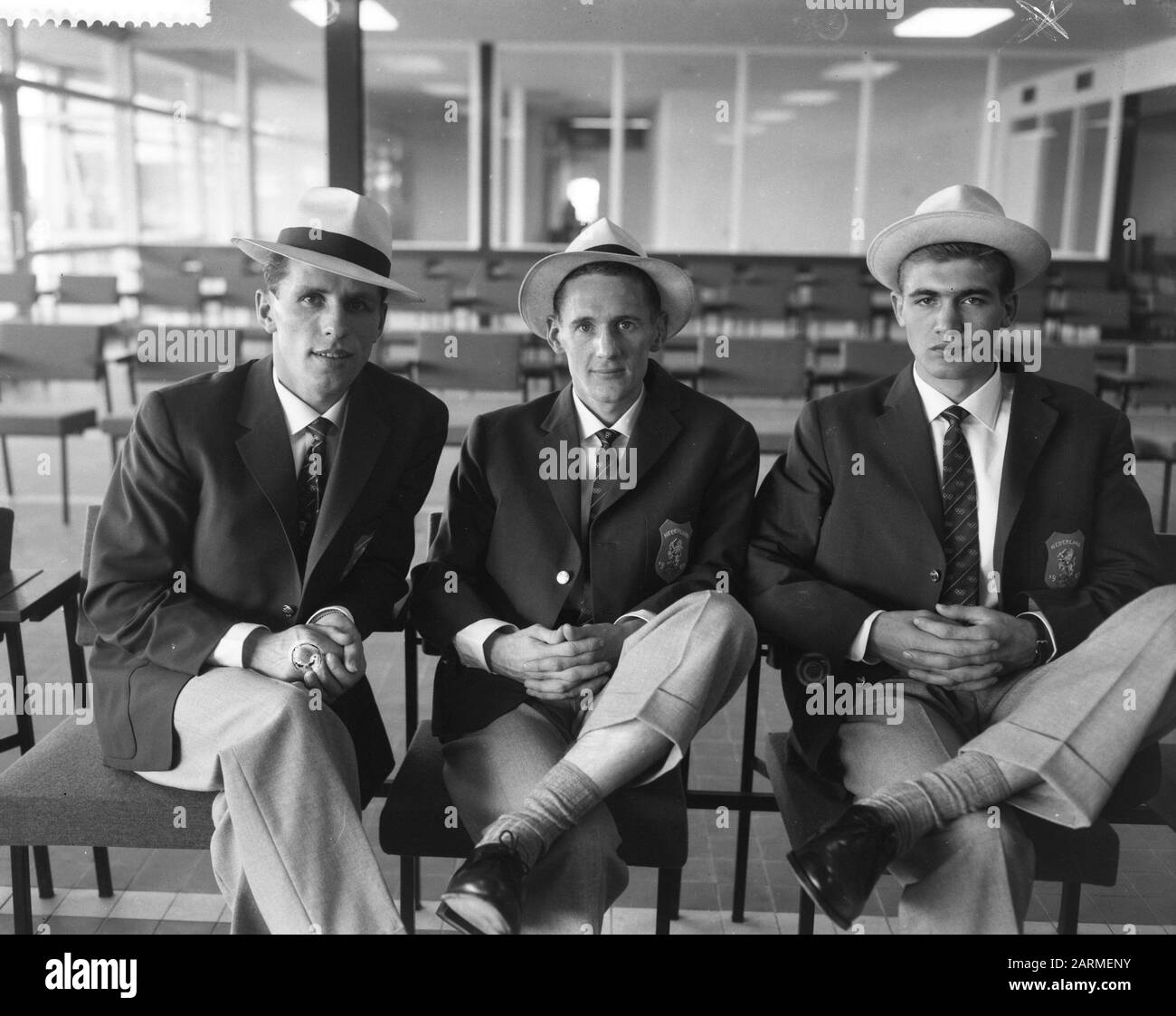 Departure boxers and cyclists to Rome, from l.n.r. Wim Gerlach, Jan de Rooy  and Bas van Duivenbode (boxers) Date: 22 August 1960 Location: Schiphol  Keywords: athletes, boxing, airports Personal name: Pigeon bode,