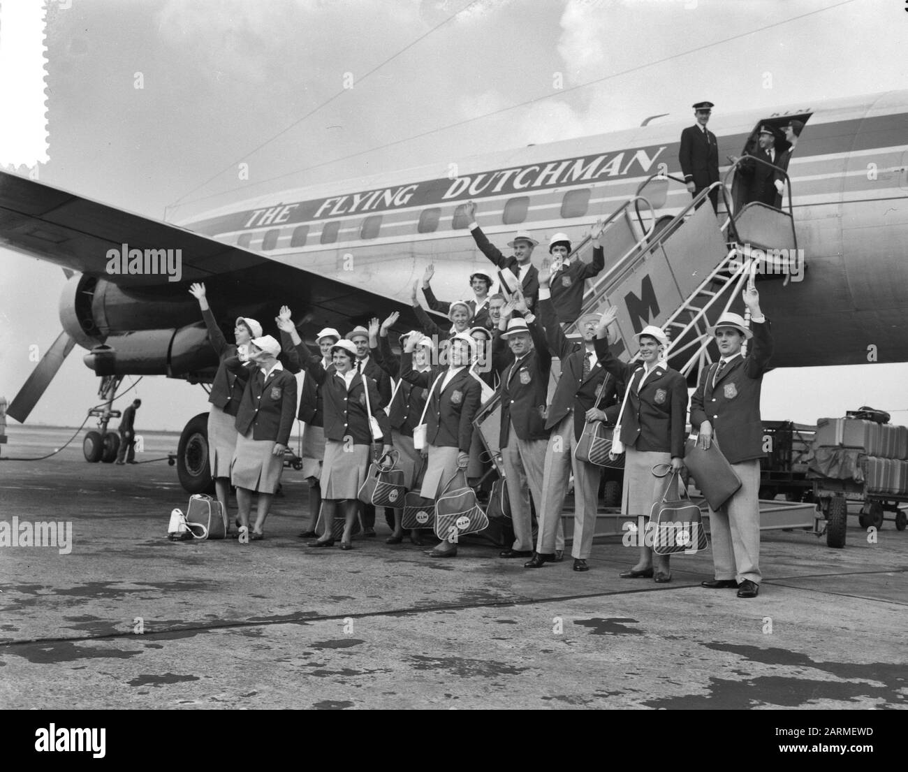 Departure Dutch gymnasts and fencer (star) to Rome as greeting waving the participants to the lagging Date: 29 August 1960 Location: Schiphol Keywords: athletes, airports Stock Photo
