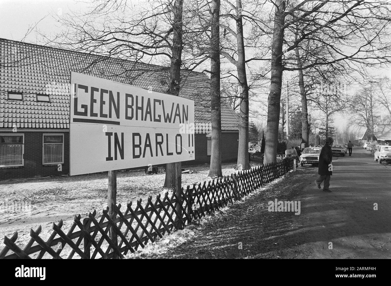 Holiday complex Groot Dunk in Barlo that the Bhagwan movement wanted to buy has burned out. Residents with sign No Bhagwan in Barlo Date: January 10, 1982 Location: Barlo Keywords: plates Stock Photo