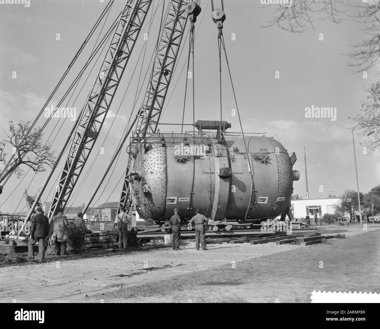 Transport of 100 ton weighing boiler intended for Shell Date: 17 October 1960 Keywords: Transporting Institution name: Shell Stock Photo