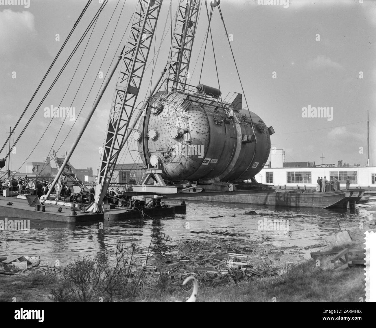 Transport of 100 ton weighing boiler intended for Shell Date: 17 October 1960 Keywords: Transporting Institution name: Shell Stock Photo