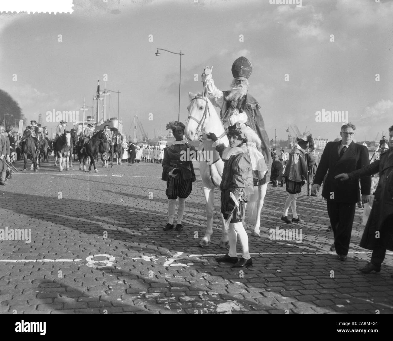 St. Nicolaas arrives in Rotterdam Date: 16 November 1960 Location: Rotterdam, Zuid-Holland Keywords: arrivals Personal name: Sinterklaas Stock Photo