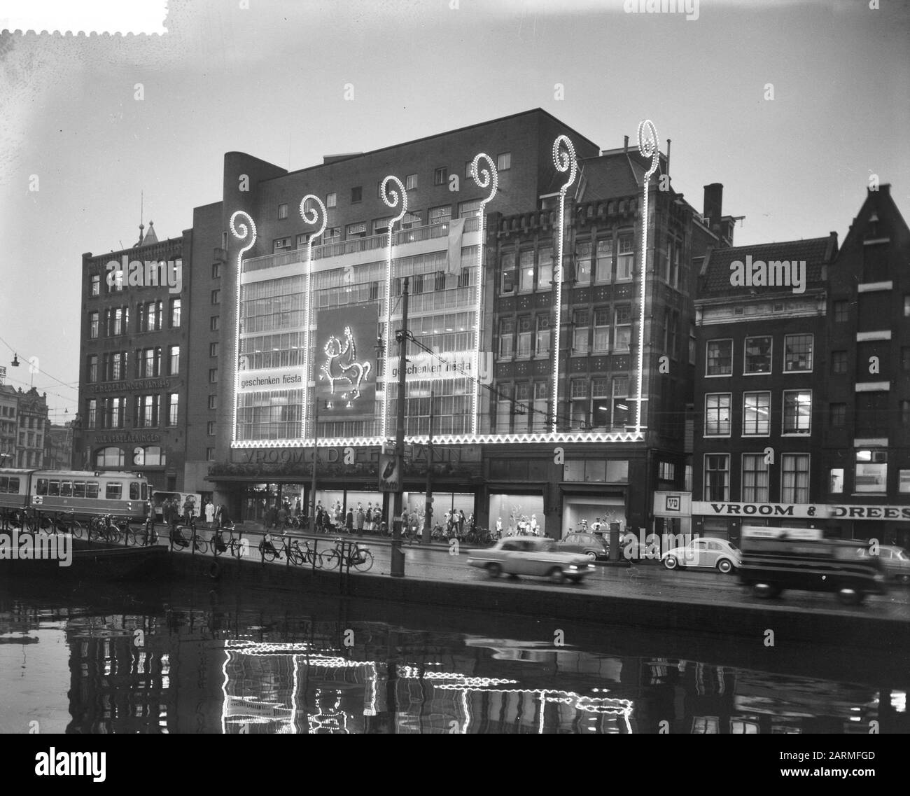 Department store in Amsterdam has applied lighting for St. Nicolaas
