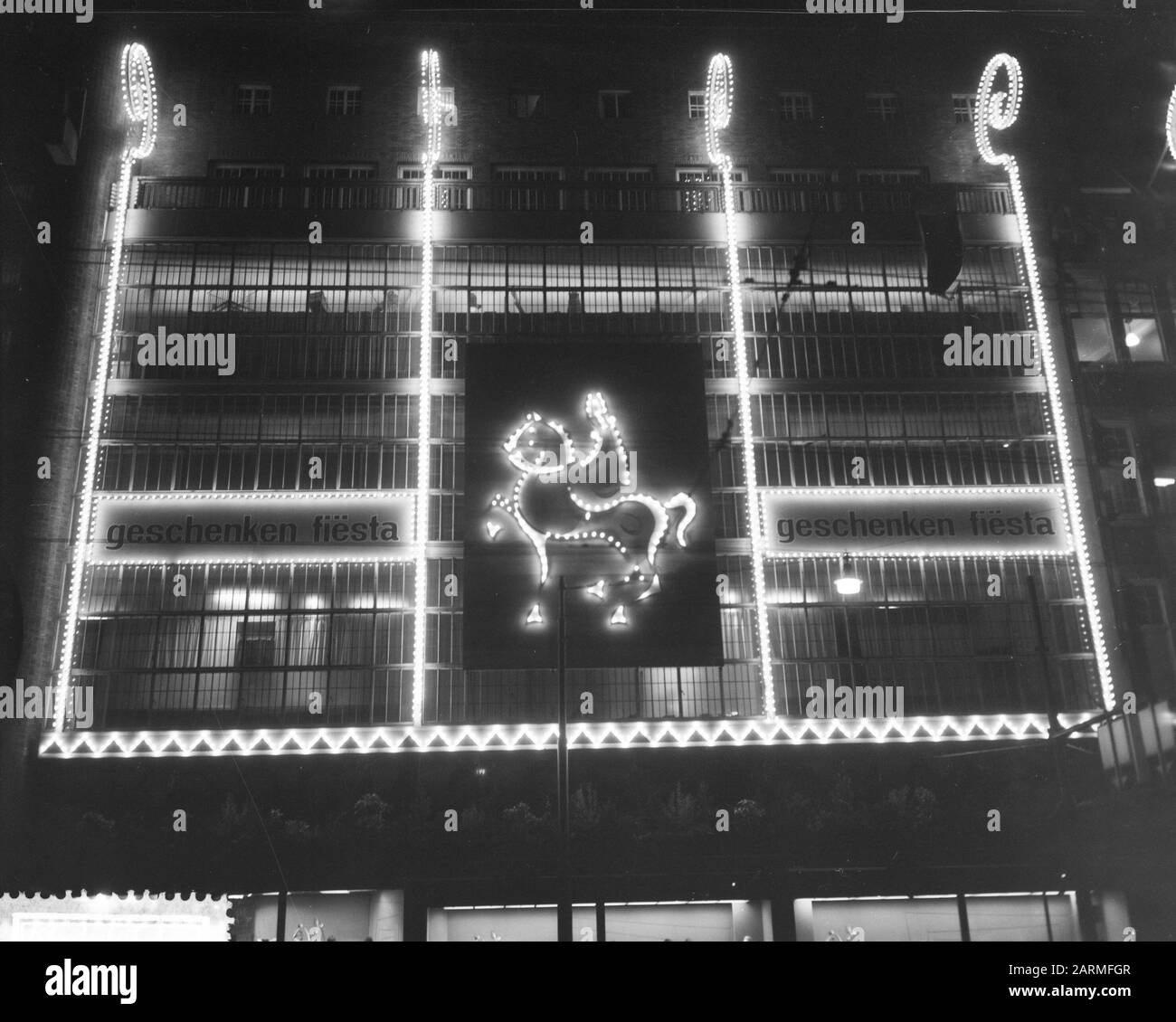 Department store in Amsterdam has applied lighting for St. Nicolaas