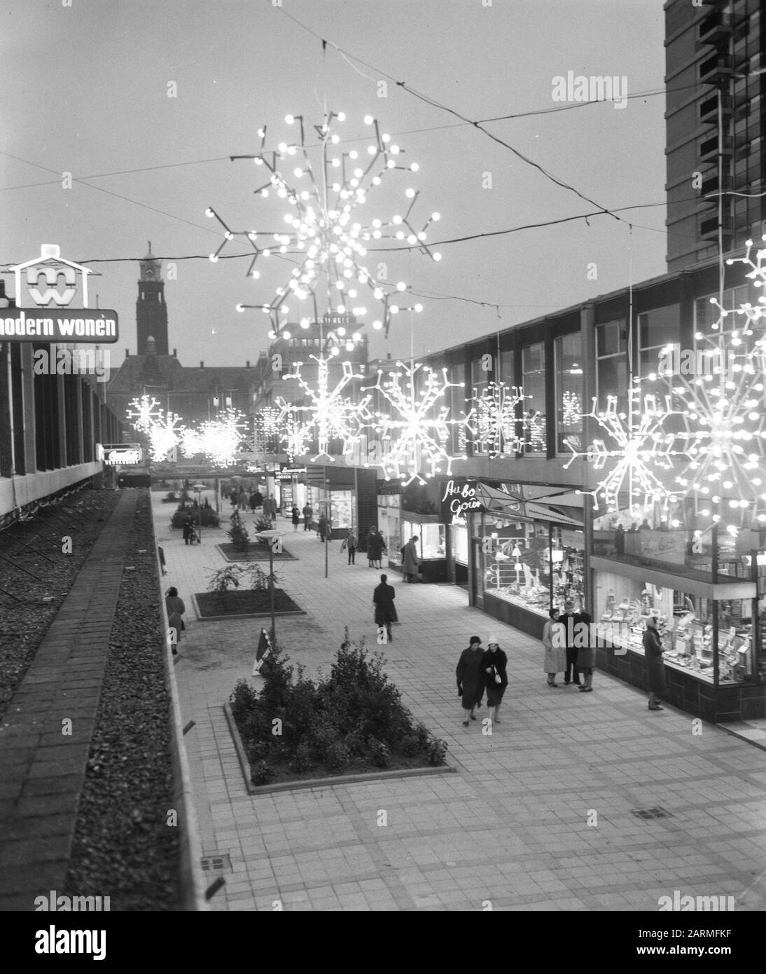Illuminated Lijnbaan (Rotterdam) for the upcoming holidays Date: November 17, 1960 Location: Rotterdam, Zuid-Holland Keywords: Holidays Personal name: LINBAAN Stock Photo