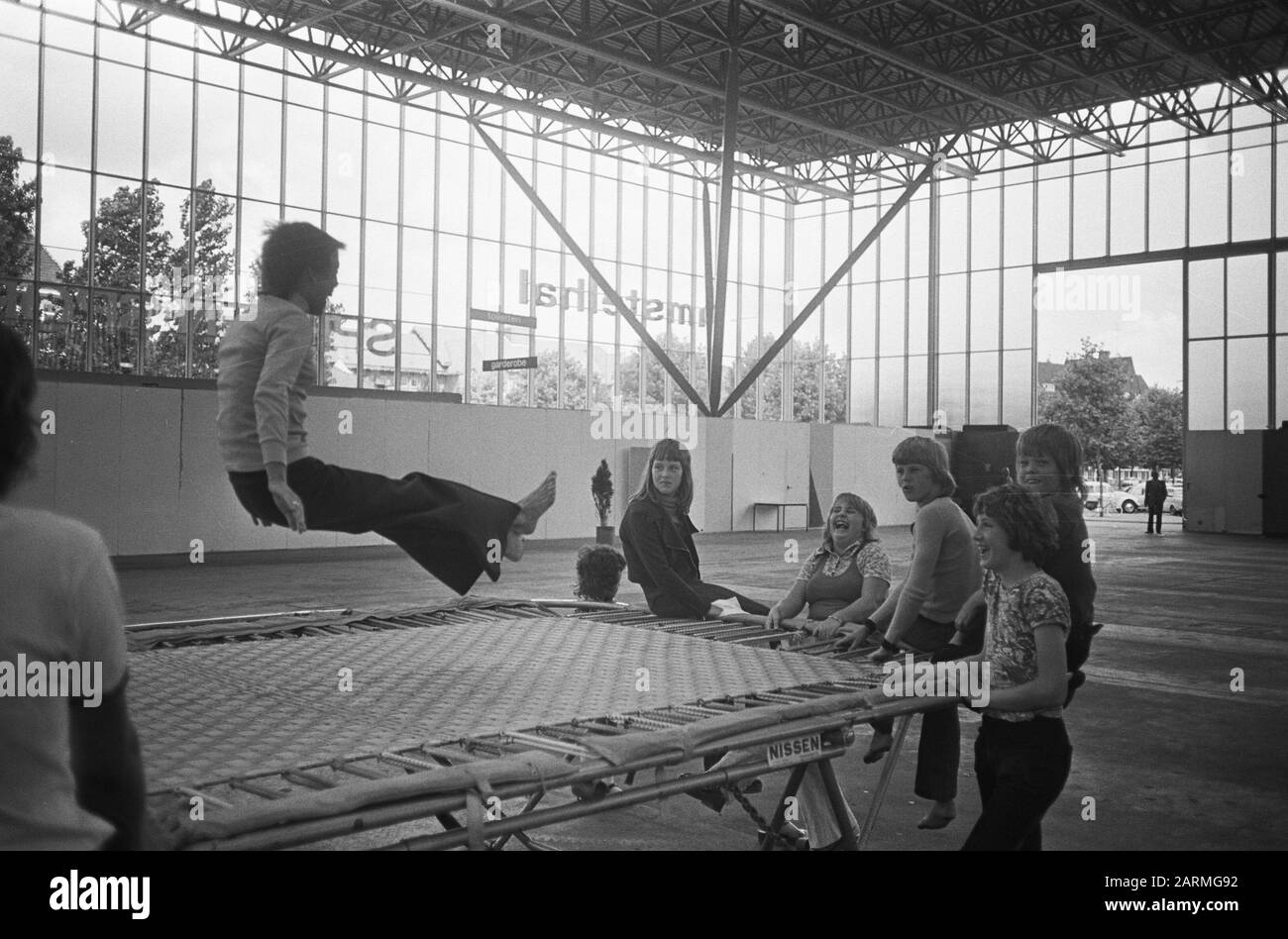Trampolinespringen Black and White Stock Photos & Images - Alamy