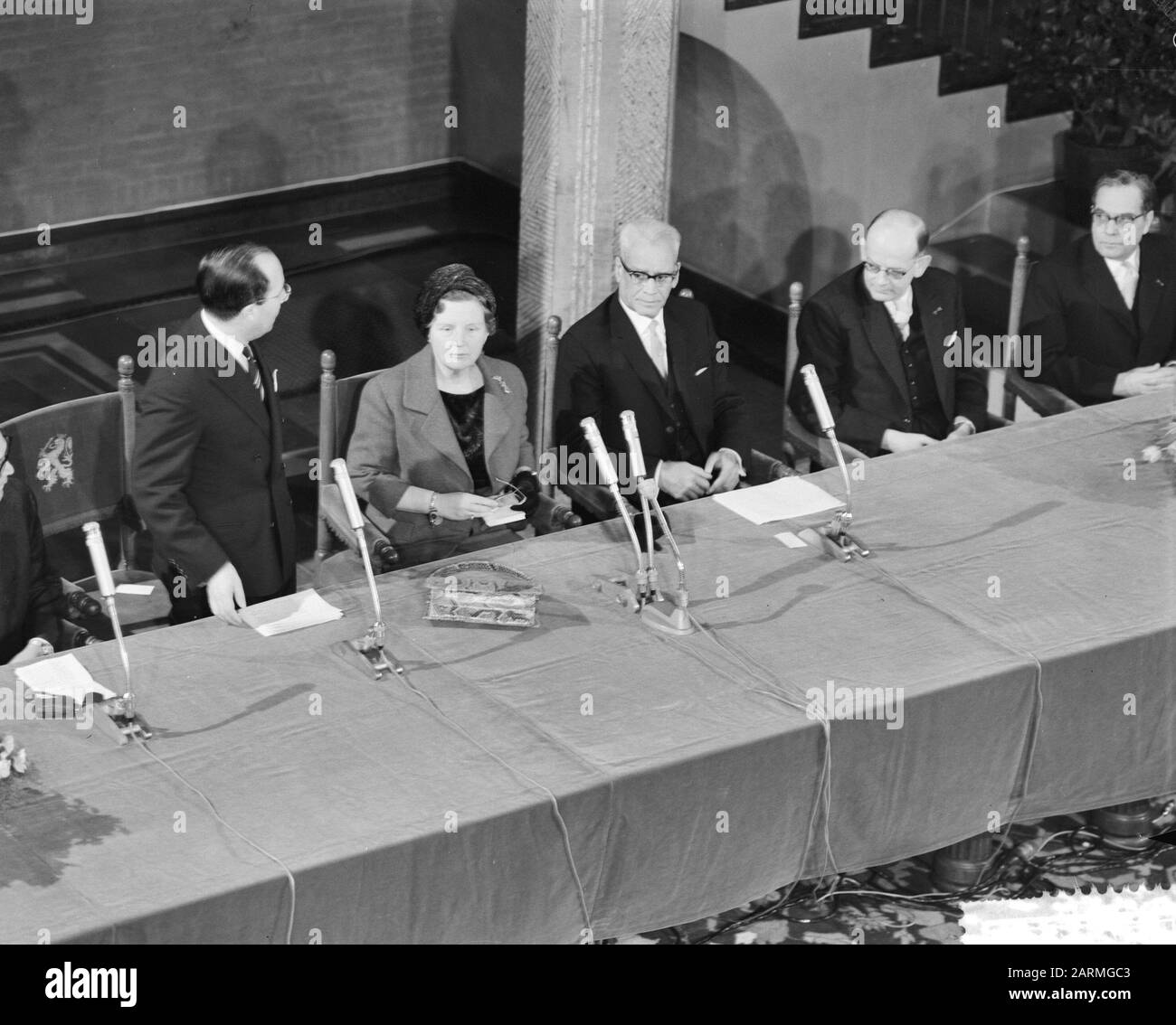 Installation by Her Majesty of the Cultural Council for the Kingdom, from l.n.r. Minister mr. J.C. Debrot, Minister J. Cals, Queen Juliana Date: February 2, 1961 Keywords: Advisory Council, queens Personal name: Cals, Jo, Debrot, J.C., Juliana, Queen Stock Photo