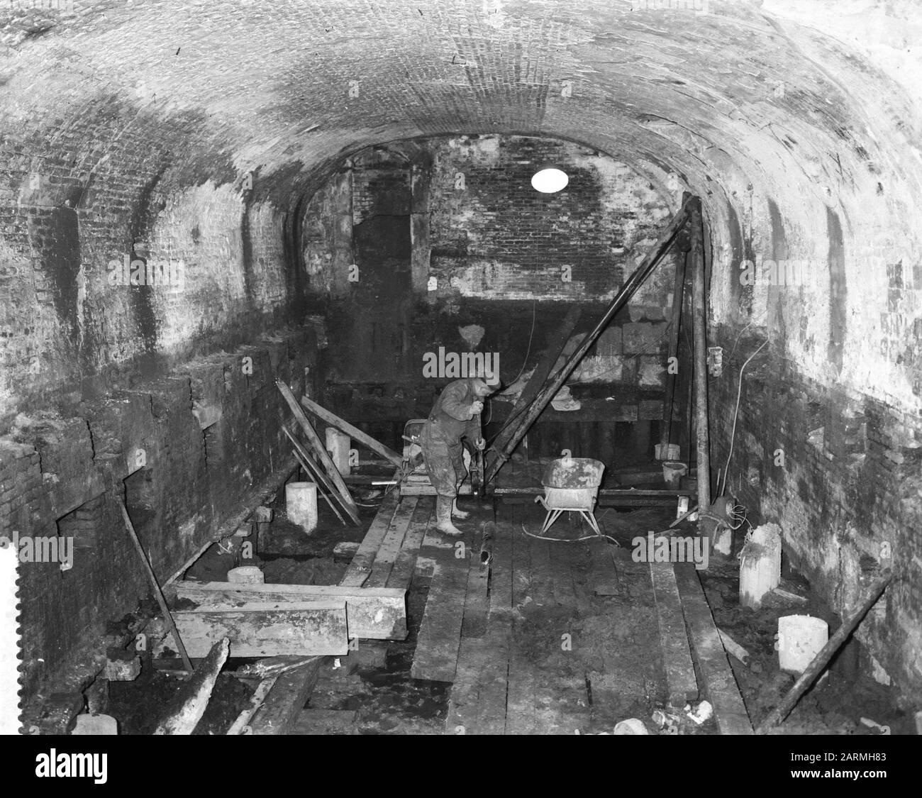 Tower Luisbrug over Singel, oldest bridge of Alblasserdam is being restored. One of the vaults that served as kitchen and Date: March 28, 1961 Location: Alblasserdam, Zuid-Holland Stock Photo