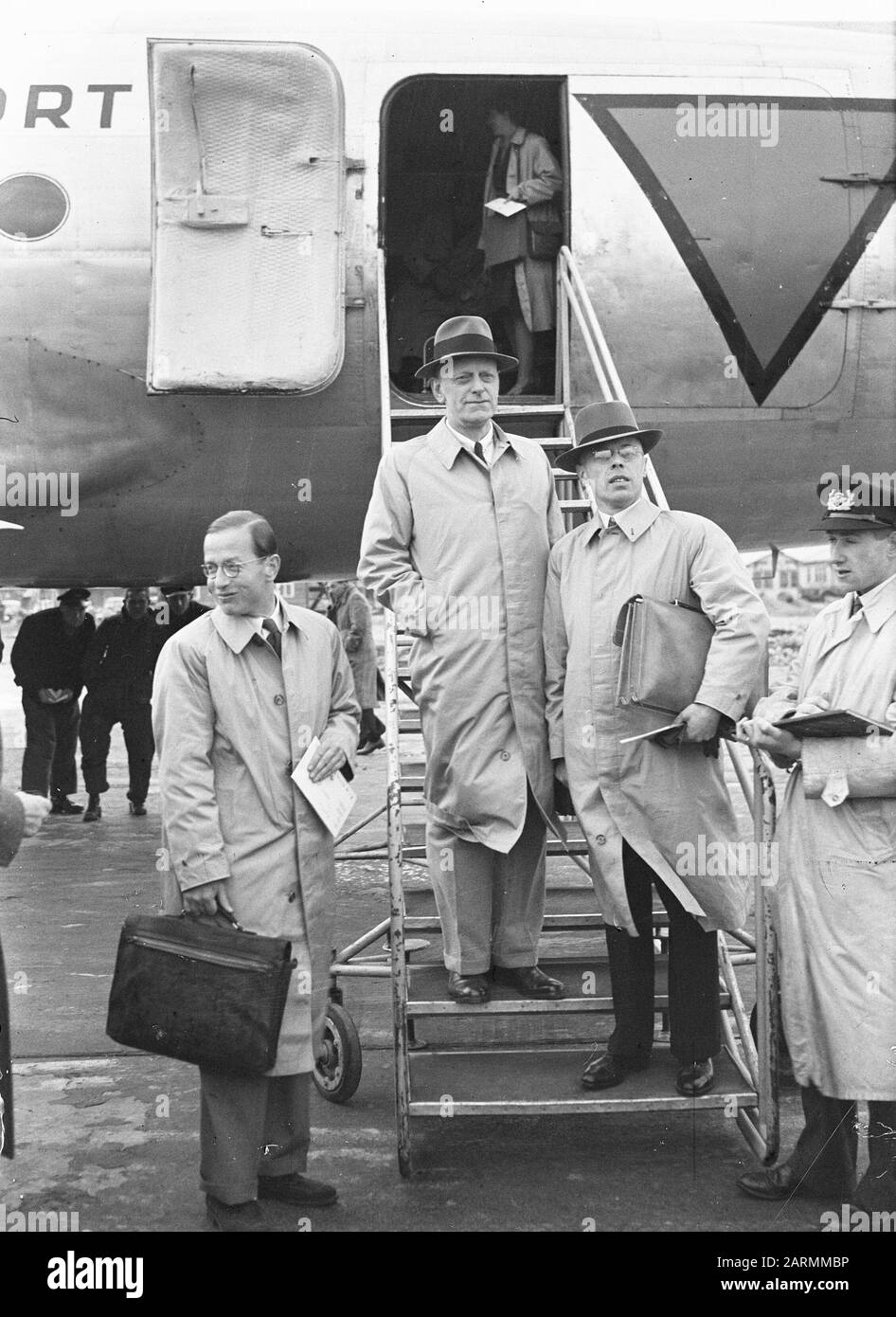 Departure minister-president Beel and minister Jonkman to the Dutch East Indies (Indonesia) Date: May 3, 1947 Location: Noord-Holland, Schiphol Keywords: ministers, overseas territories, departures , airfields Personal name: Jonkman Stock Photo