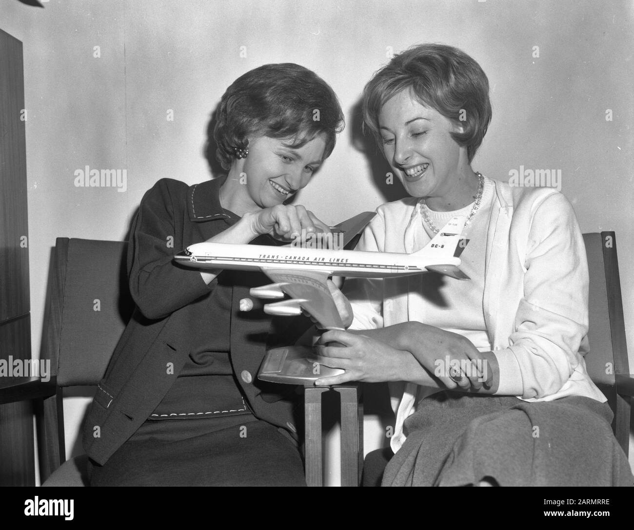 Two flight attendants of the Transatlantic Canadian Airways Mission Telegraph Date: February 12, 1962 Keywords: STEWARDESSEN Institution name: Telegrapher Stock Photo
