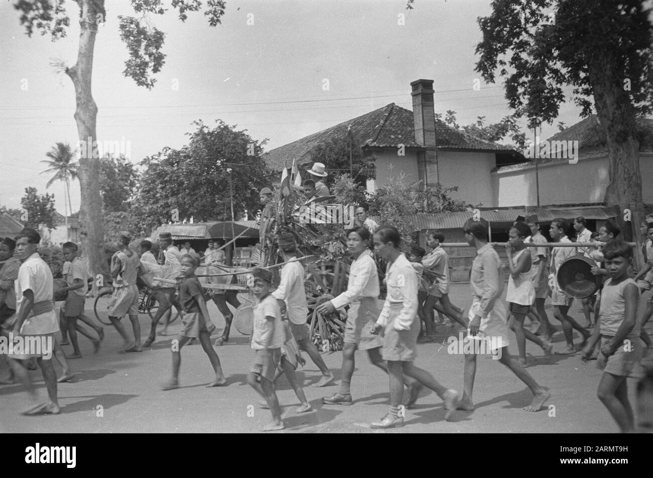 Celebration birthday Queen Wilhelmina. Parade. A decorated dokar Date: 31 August 1948 Location: Bogor, Indonesia, Java, Dutch East Indies Stock Photo