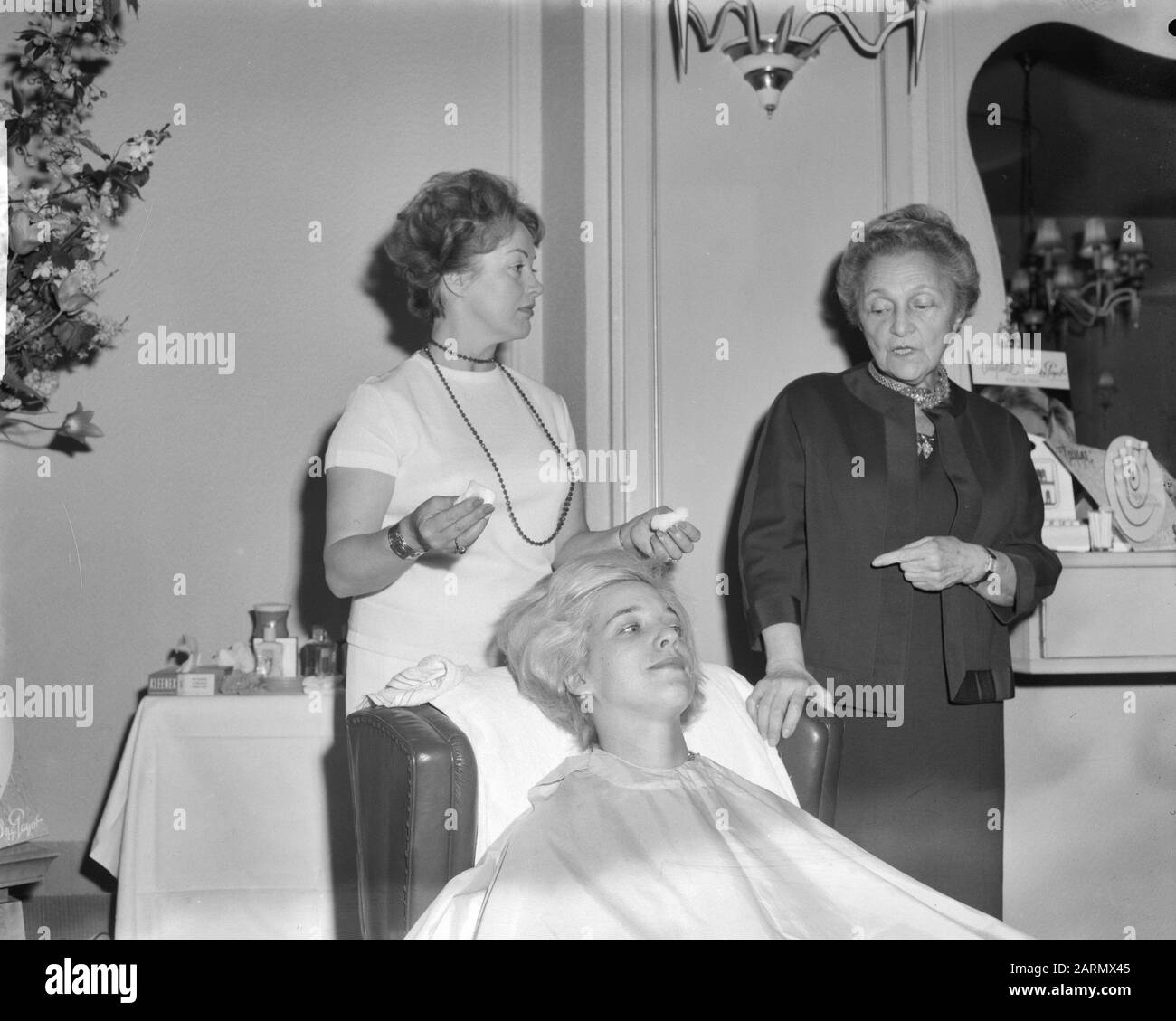 Beautician Nadine G. Payot (75) during a demonstration at the Carlton Hotel Date: May 14, 1962 Location: France Keywords: demonstrations, beauticians Personal name: Carlton-Hotel, Payot, Nadine G. Stock Photo