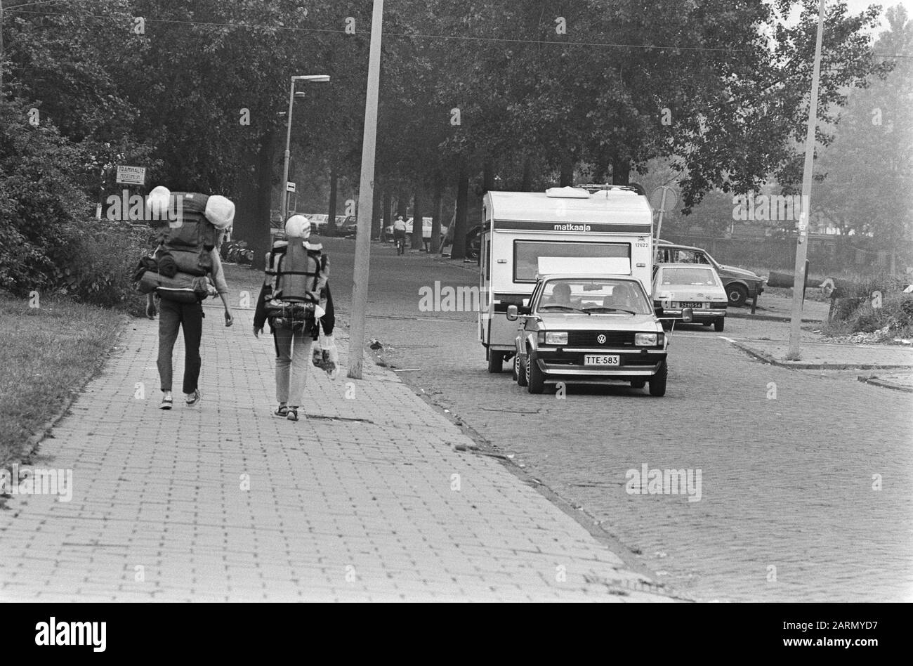 Start of the holiday exodus  Holidaymakers with backpacks and a car with caravan Date: June 24, 1983 Keywords: caravans, holiday, summer Stock Photo