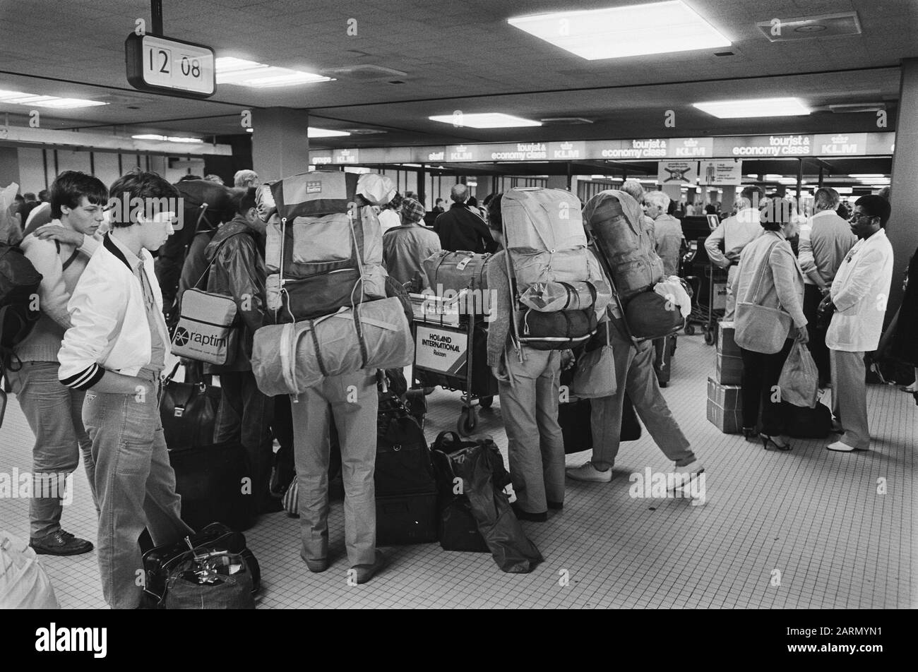 Holiday print at Schiphol  Holidaymakers with backpacks Date: 1 July 1983 Location: Noord-Holland, Schiphol Keywords: arrival and departure, crowd, mood images, holiday Institution name: Schiphol Stock Photo