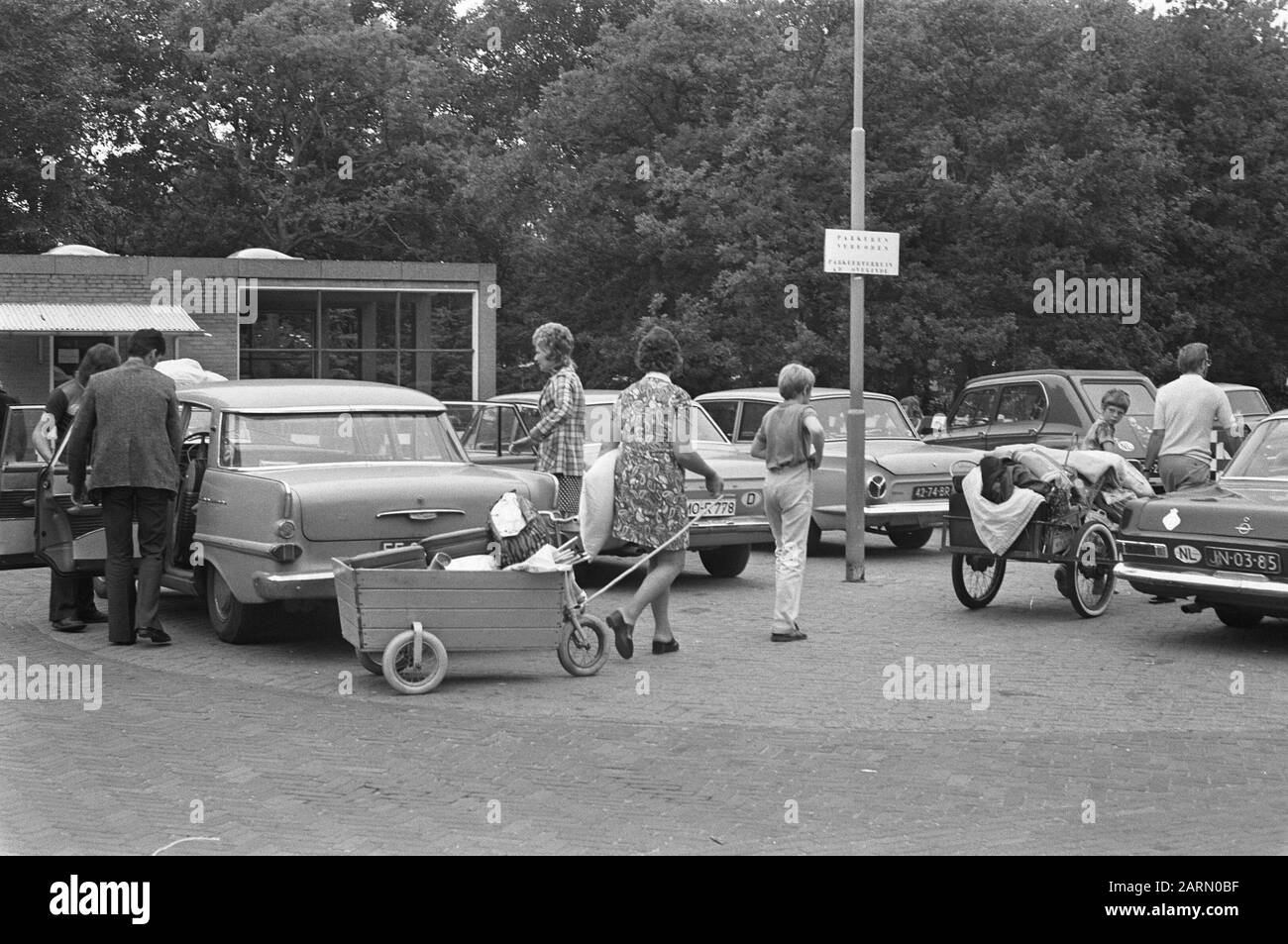 First day of summer holidays for many Dutch people  Holidaymakers at a campsite in Bakkum, Noord-Holland Date: 30 June 1972 Location: Bakkum, Castricum, Noord-Holland Keywords: handcarts Stock Photo