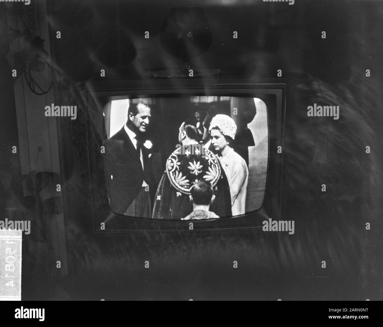 Marriage Alexandra of Kent with Angus Ogilvy in Westminster Abbey in London [photo from TV]. Prince Philip (left) and Queen Elizabeth in conversation with the Archbishop of [Canterbury?] Date: 24 April 1963 Location: Great Britain, London Keywords: nobility, marriages Personal name: Elizabeth Queen, Philip, Prince of Great Britain Stock Photo