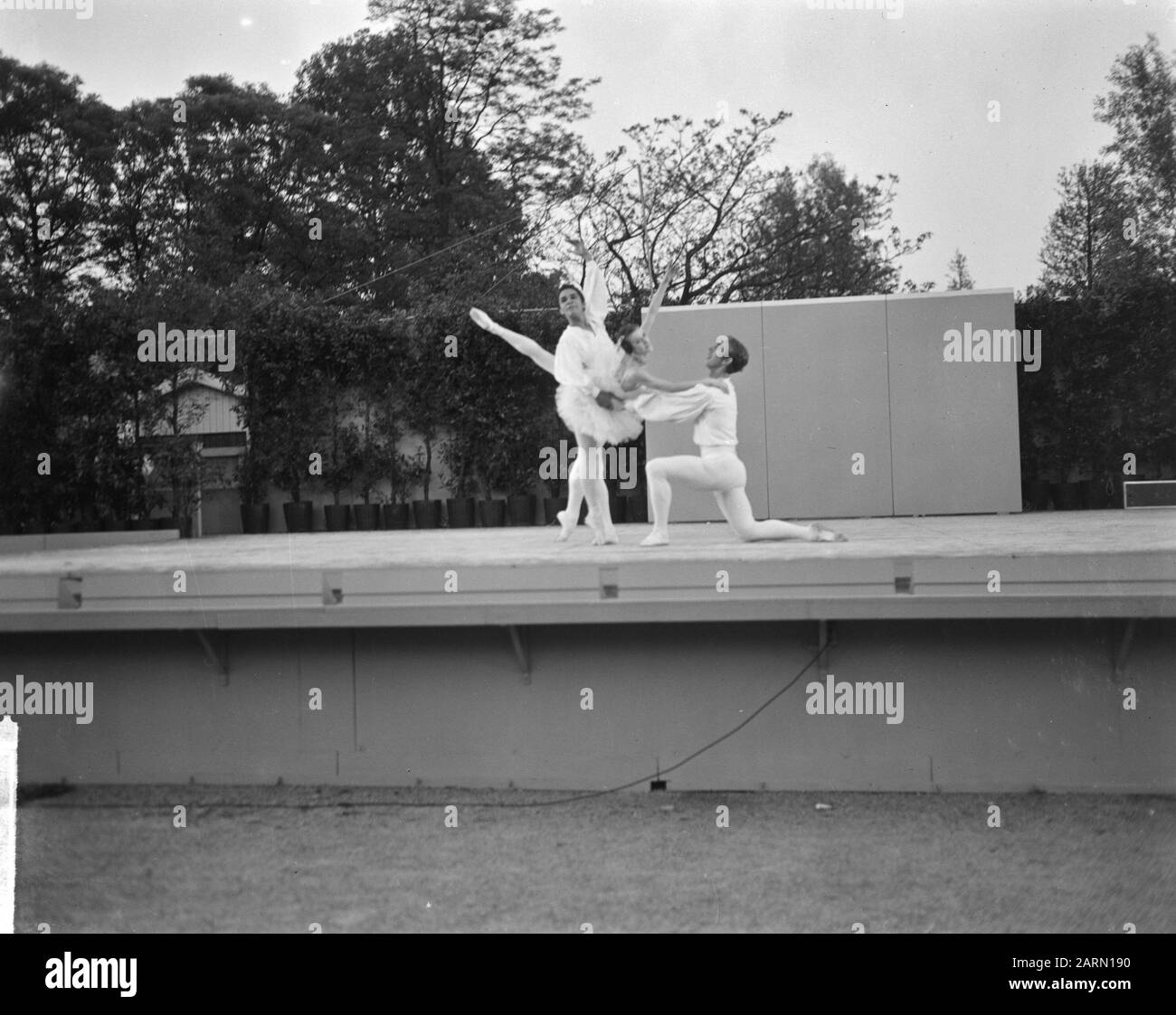 Vondelparkfeesten 1963 opened with a performance of Het Nationale Ballet conducted by Sonia Gaskell, performance of the ballet Suite and Blanc Date: 4 June 1963 Location: Amsterdam, Noord-Holland Keywords: ballet, performances Stock Photo
