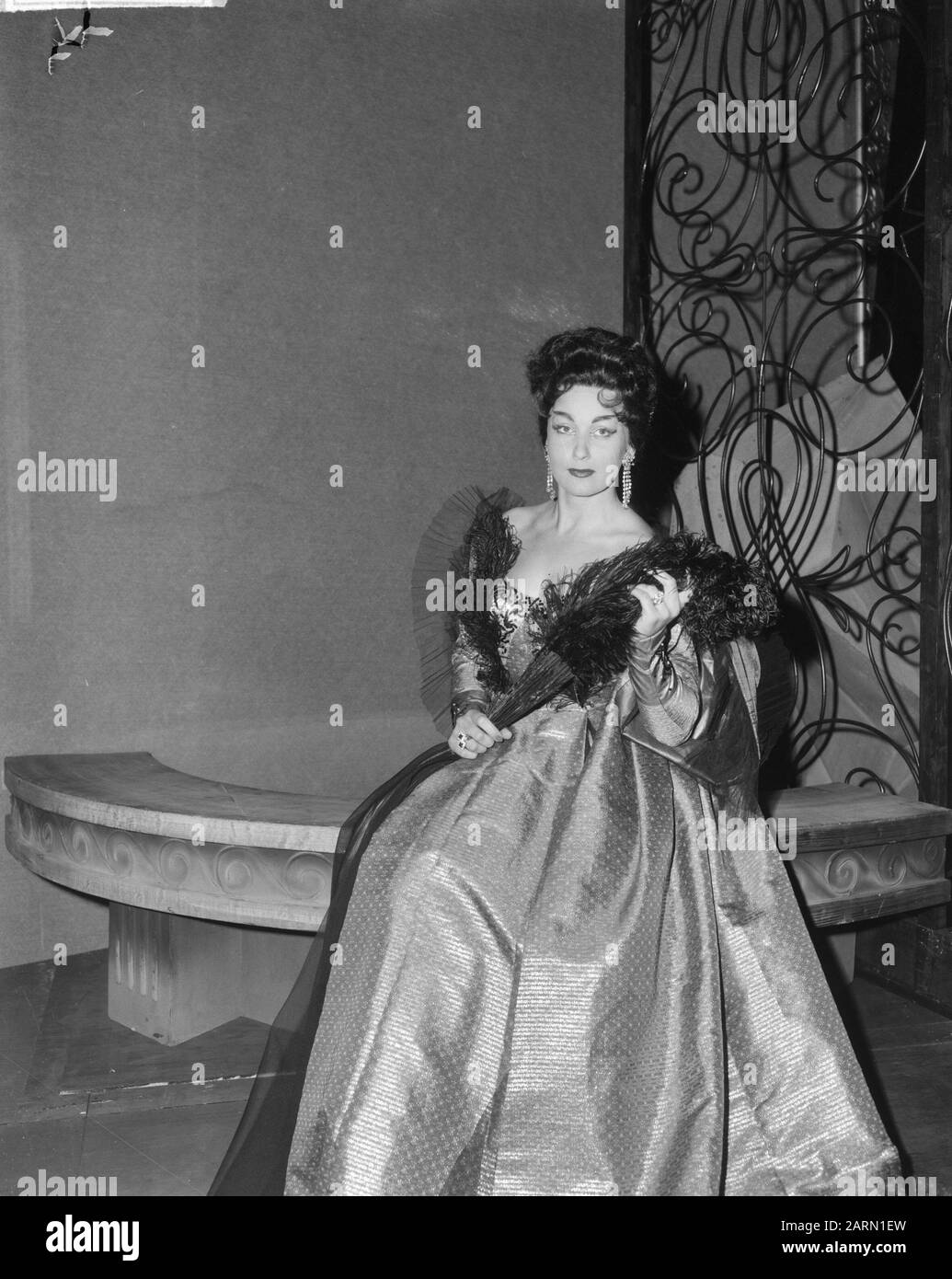 Holland Festival 1963. The opera Rusalka by Dvorak performed in Stadsschouwburg by Dutch Opera and the National Ballet. Ivana Mixova (queen) Date: June 21, 1963 Keywords: OPERA, STANDSCHOUWBURGEN, princnen Personal name: Rusalka Stock Photo