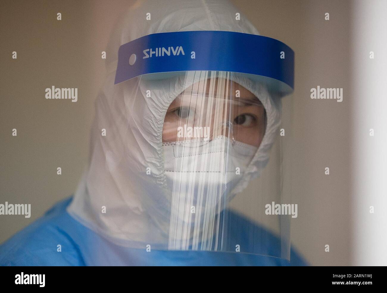 (200129) -- BEIJING, Jan. 29, 2020 (Xinhua) -- A medical staff works at the department of infectious diseases in Wuhan Union Hospital, to combat the novel coronavirus (2019-nCoV) pneumonia, in Wuhan, central China's Hubei Province, Jan. 28, 2020. (Xinhua/Xiao Yijiu) Stock Photo
