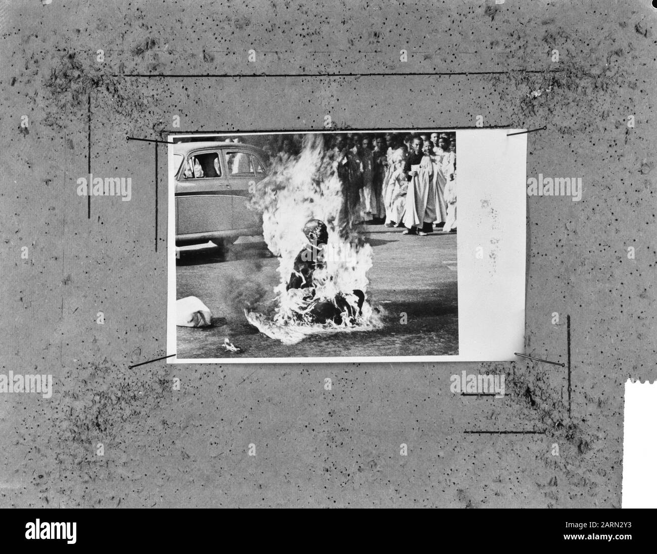 Vietnam, Saigon, June 11, 1963 The Buddhist monk Thich Quang Duc commits suicide by setting himself on fire. The photo was named World Press Photo of 1963 (the main prize and first prize in the catgeorie news) during the opening of the exhibition at the Gemeentemuseum in The Hague. The photo bears the title Fiery Suicide and was taken by Malcolm Browne from Saigon Date: 13 December 1963 Location: Saigon, Vietnam Keywords: photography, monks, burning, suicide Institution Name: World Press Photo Stock Photo