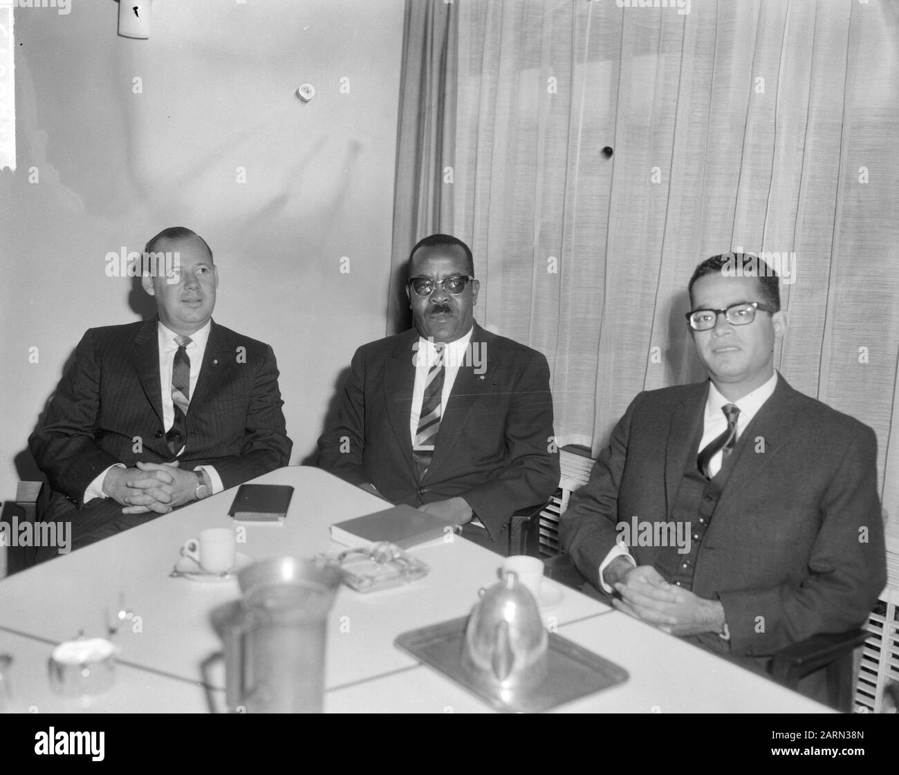 Antillean mission for technical assistance in Israel departed from Schiphol to Tel Aviv, from l.n.r. Oscar Henriquez, authoritative of Aruba, Ernesto Petronia, Minister of Finance and Jossy Tromp , deputy of Aruba Date: 19 February 1964 Location: Noord-Holland, Schiphol Keywords: ministers Stock Photo