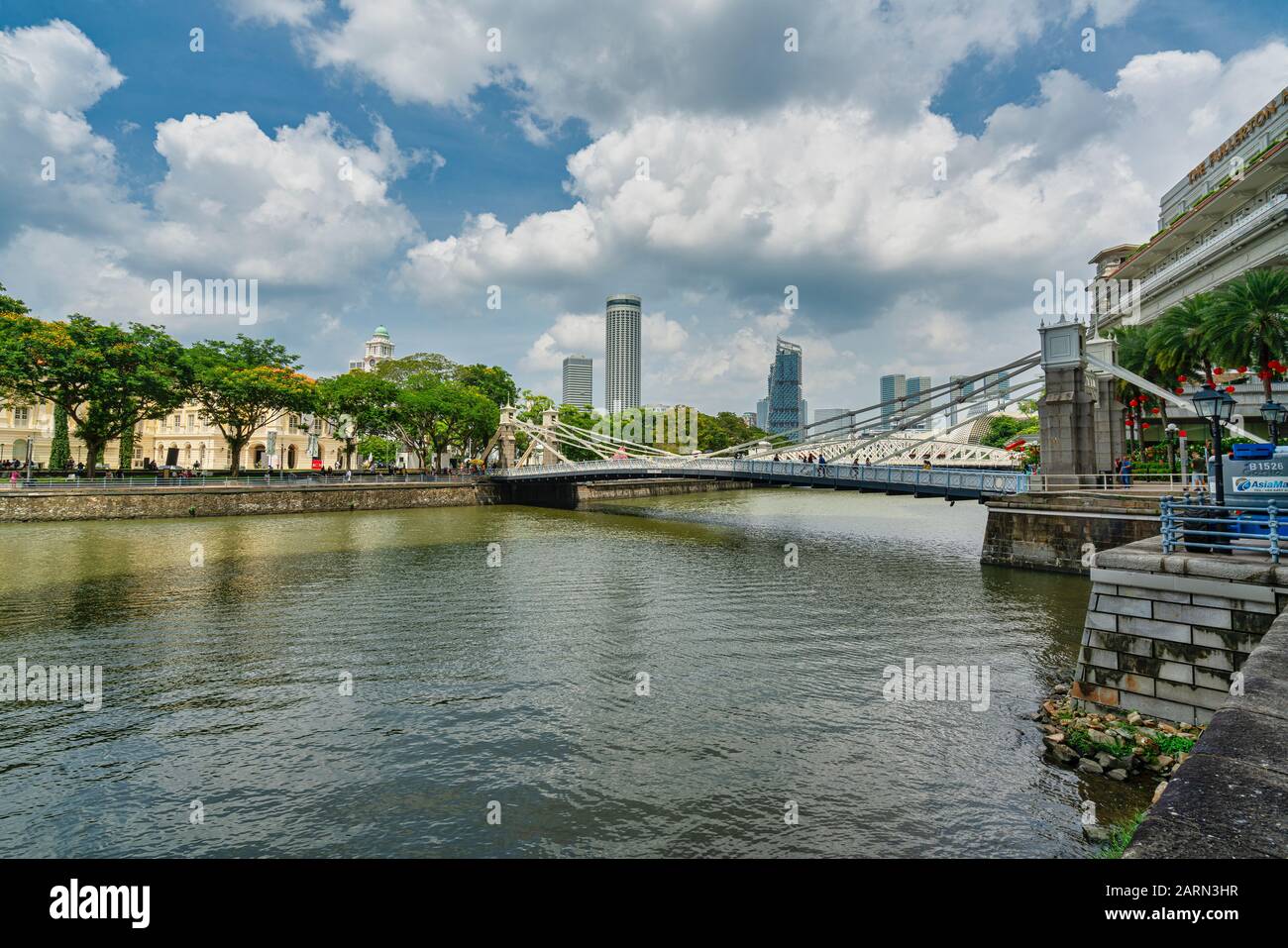 Singapore. January 2020.  The historic Cavenagh Bridge over the Singapore River Stock Photo