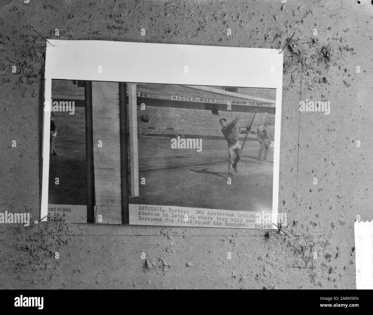 DWS-team trains, goalkeeper Jongbloed is taken care of Date: October 7, 1964 Keywords: goalkeepers, sports, trainings, football Stock Photo