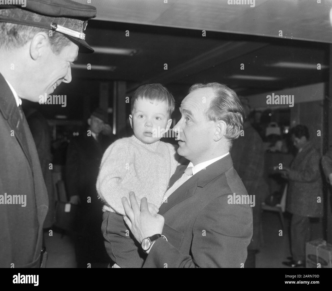 DWS left to Gyor, at Schiphol Jos Vonhoff with son on the arm Date: 9 March 1965 Location: Noord-Holland, Schiphol Keywords: sport, departure, footballers Personal name: DWS, Jos Vonhoff Stock Photo
