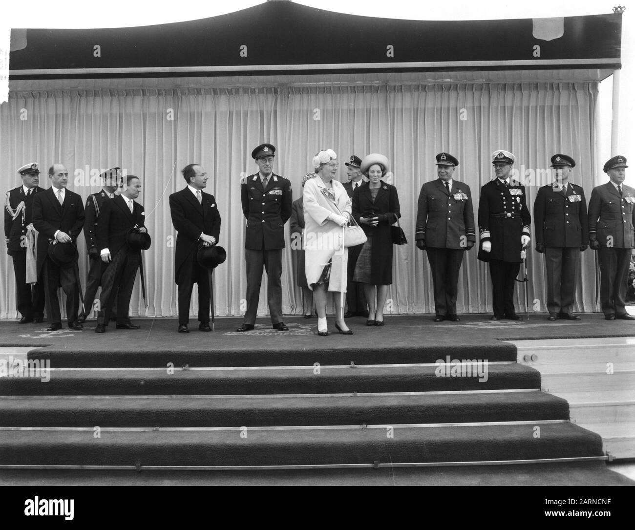 Wapenschouw on the Vlasakkers in Amersfoort, on stage the Koningkljk family left minister president mr. Cals Date: 5 May 1965 Location: Amersfoort Keywords: families, stages Institution name : Vlasakkers Stock Photo