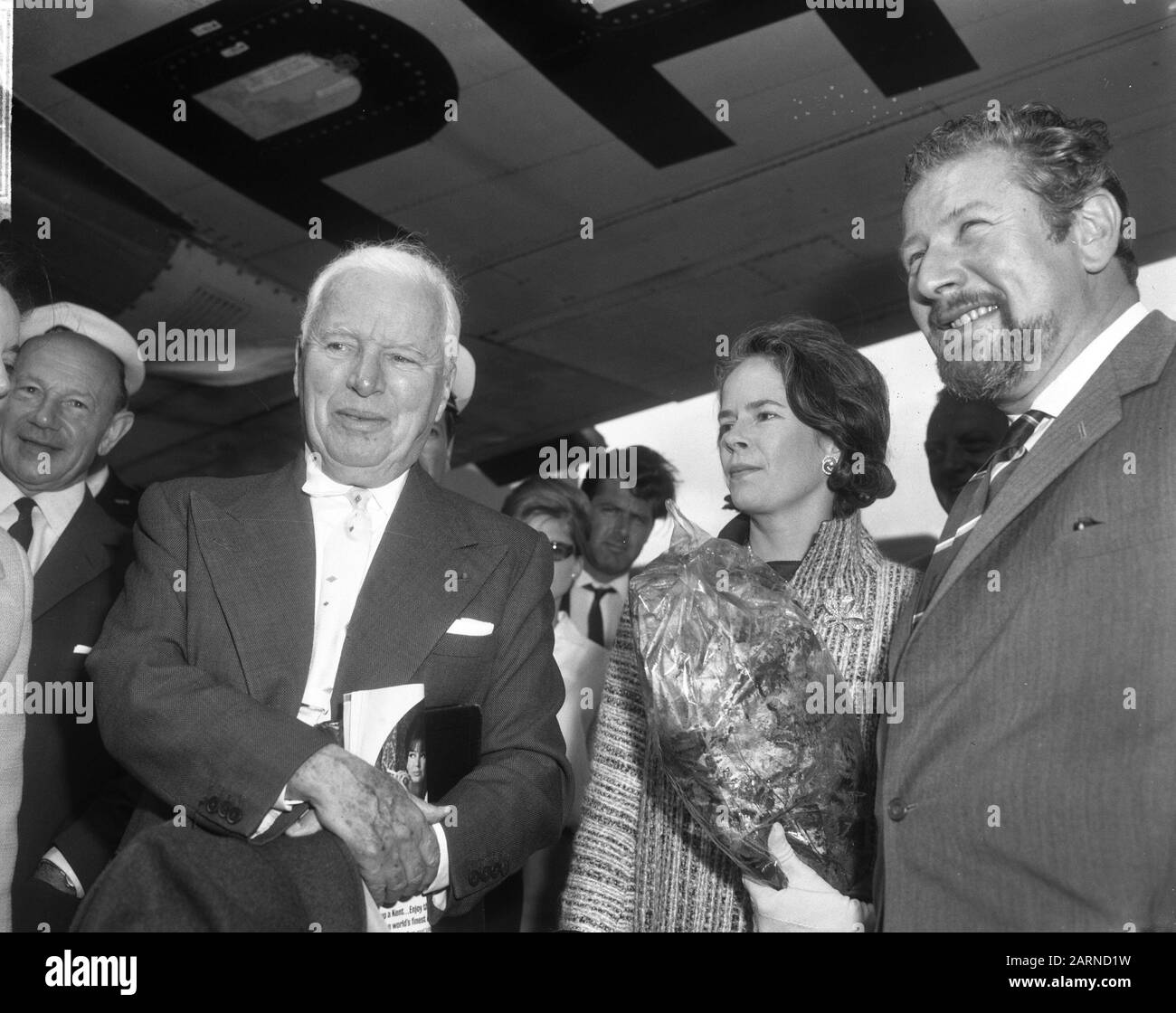 Arrival of actors Charlie Chaplin and Peter Ustinov and their wives at Schiphol  v.l.n.r. Chaplin, his wife Oona O'Neill and Peter Ustinov Date: 23 June 1965 Location: Noord-Holland, Schiphol Keywords: actors Personal name: Chaplin, Charlie, Neill, Oona O', Ustinov, Peter Stock Photo